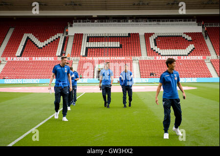 Crystal Palace inspecter le terrain avant le premier match de championnat au stade Riverside, Middlesbrough. Banque D'Images