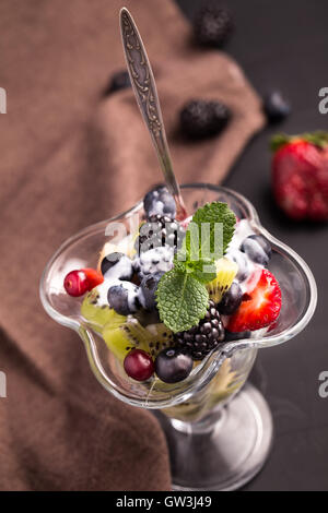 Petits fruits mélangés dans un bol en verre Banque D'Images