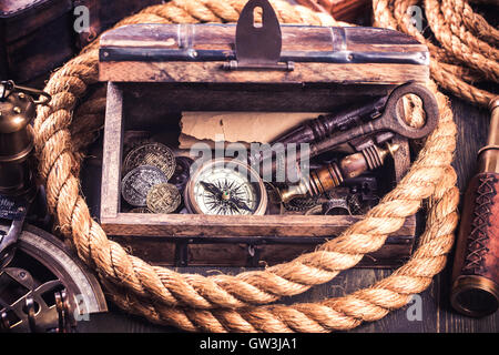 Vieille boîte en bois et des instruments nautiques Banque D'Images