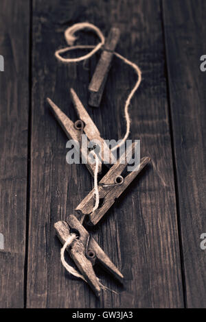 Chevilles en bois ancien sur table en bois Banque D'Images