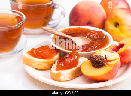 Confiture de pêches sur le pain l'horizontale Banque D'Images