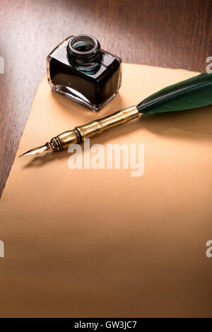 Plume et papier sur table en bois Banque D'Images