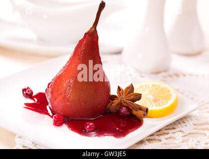 Poires pochées au vin rouge Banque D'Images