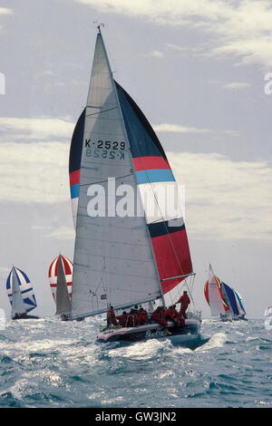 AJAXNETPHOTO. 1983. SOLENT, en Angleterre. - ADMIRAL'S CUP - L'ÉQUIPE BRITANNIQUE NOIR YACHT SUJET. photo:JONATHAN EASTLAND/AJAX REF:BLACK   1983 SUJET 02 Banque D'Images