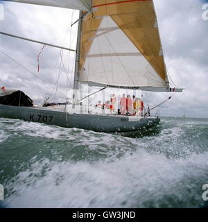 AJAXNETPHOTO. 1985. SOLENT, en Angleterre. - ADMIRAL'S CUP - L'ÉQUIPE DE SINGAPOUR Location de cuirassé de poche PENDANT LE SOLENT POINTS CHAMPIONNAT. photo:JONATHAN EASTLAND/AJAX REF:  1985 cuirassé de poche Banque D'Images