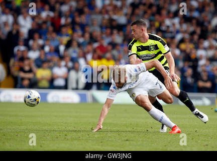 Le Leeds United Charlie Taylor et Huddersfield Town's Bunn Harry lutte pour le ballon pendant le match de championnat Sky Bet à Elland Road, Leeds. Banque D'Images