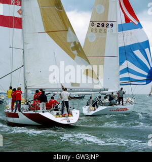 AJAXNETPHOTO. 1985. SOLENT, en Angleterre. - ADMIRAL'S CUP - L'ÉQUIPE DE SINGAPOUR ET L'ALLEMAGNE - YACHT ÉTRANGER. PHOTO:JONATHAN EASTLAND/AJAX REF:MARIONETTE 1985 Banque D'Images