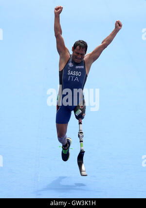 L'Italie Giovanni Sasso célèbre comme il franchit la ligne en 9e dans l'épreuve du Triathlon PT2 au cours de la troisième journée des Jeux Paralympiques de Rio 2016 à Rio de Janeiro, Brésil. Banque D'Images