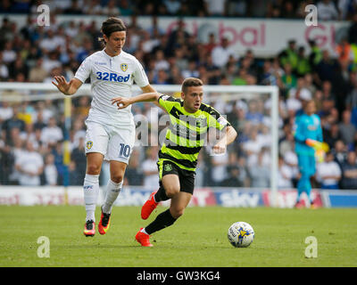 Leeds United's Marcus Antonsson (à gauche) et Huddersfield Town's Jack Payne bataille pour le ballon pendant le match de championnat Sky Bet à Elland Road, Leeds. Banque D'Images