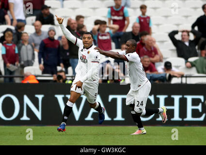 Troy Deeney de Watford (à gauche) célèbre marquant son deuxième but de côtés du jeu pendant le premier match de championnat à la London Stadium, Londres. Banque D'Images