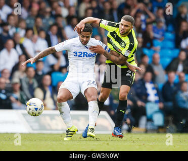 Liam Bridcutt de Leeds United (à gauche) et Huddersfield Town's Nahki Wells bataille pour le ballon pendant le match de championnat Sky Bet à Elland Road, Leeds. Banque D'Images