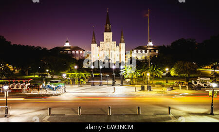 La Cathédrale St Louis et Jackson Square à New Orleans French Quarter à la nuit tombée en Louisiane Banque D'Images