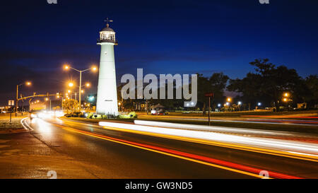 Phare de Biloxi comme la nuit tombe avec passant de la circulation automobile dans le Mississippi Banque D'Images