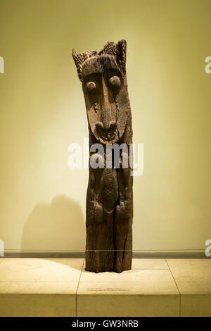 Housepost sculpté d'un Latmul Men's Cult Maison du fleuve Sepik, Papouasie Nouvelle Guinée Prix 24 British Museum, Londres, Royaume-Uni. Banque D'Images