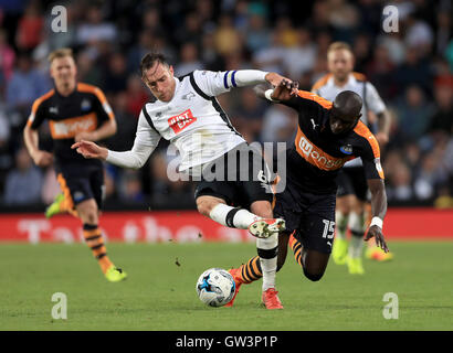 Derby County's Richard Keogh (à gauche) et du Newcastle United Mohamed Diamé bataille pour le ballon pendant le match de championnat Sky Bet à l'iPro Stadium, Derby. Banque D'Images