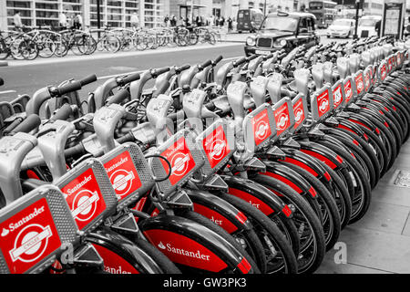 Londres, Royaume-Uni - 22 juillet 2016 : Pile de Santander de location de vélos (connu auparavant sous le nom de Boris bikes) à louer à Londres Banque D'Images