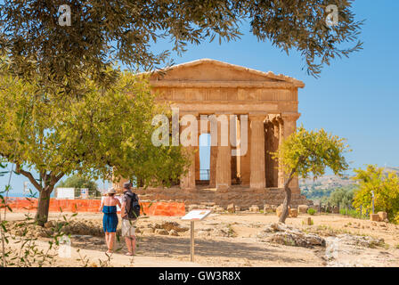 Vue de face du temple grec de Concordia dans la vallée des temples d'Agrigente (Sicile) Banque D'Images