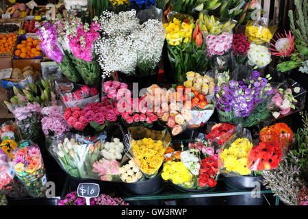 Fleurs à vendre dans un marché de fruits Banque D'Images