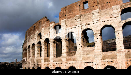 Coliseum avec de beaux nuages d'hiver Banque D'Images