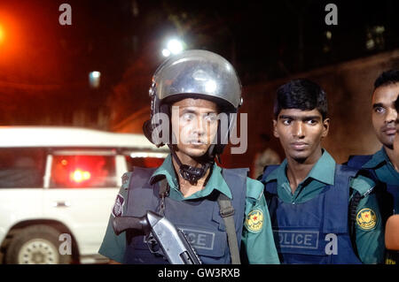 Dhaka, Bangladesh. 10 Sep, 2016. La lutte contre le terrorisme et la criminalité transnationale (CTA) ont tué un militant présumé et capturé trois femmes membres de trois groupes extrémistes au cours d'un raid à Azimpur. Credit : Md. Mehedi hasan/Pacific Press/Alamy Live News Banque D'Images