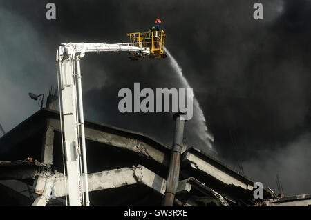 Dhaka, Bangladesh. 10 Sep, 2016. Travailleur de sauvetage travaillent au site d'incendie dans la zone industrielle de Tongi où une chaudière a explosé et a déclenché un incendie dans une usine d'emballage, a tué 26 personnes près de Dhaka. Credit : Md. Mehedi Hasan/Pacific Press/Alamy Live News Banque D'Images