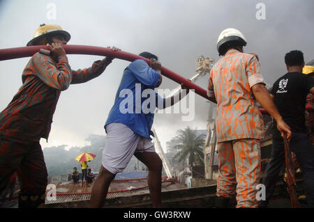 Dhaka, Bangladesh. 10 Sep, 2016. Travailleur de sauvetage travaillent au site d'incendie dans la zone industrielle de Tongi où une chaudière a explosé et a déclenché un incendie dans une usine d'emballage, a tué 26 personnes près de Dhaka. Credit : Md. Mehedi Hasan/Pacific Press/Alamy Live News Banque D'Images