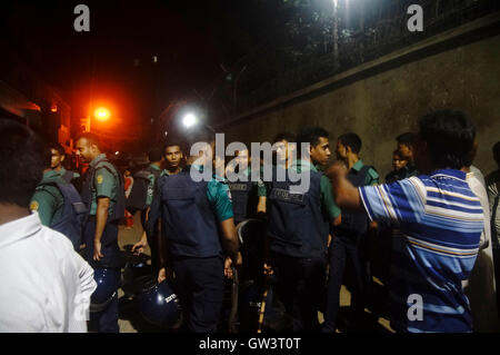 Dhaka, Bangladesh. 10 Sep, 2016. La lutte contre le terrorisme et la criminalité transnationale (CTA) ont tué un militant présumé et capturé trois femmes membres de trois groupes extrémistes au cours d'un raid à Azimpur. Credit : Md. Mehedi hasan/Pacific Press/Alamy Live News Banque D'Images