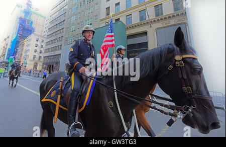 New York City, United States. 10 Sep, 2016. NYPD monté rider mène parade. Le New York Central Labor Council parrainé sa 10e édition de la fête du Travail le long de la Cinquième Avenue les douzaines de groupes de travail organisé dirigé par le maire de New York Bill De Blasio et gouverneur de New York Andrew Cuomo Credit : Andy Katz/Pacific Press/Alamy Live News Banque D'Images