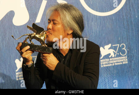 Venise, Italie. 10 Sep, 2016. Lav Diaz directeur avec Gold Lion pour le film 'Ang Babaeng Humayo (la femme qui à gauche) lors de la 73ème Festival du Film de Venise à Venise. Credit : Andrea Spinelli/Pacific Press/Alamy Live News Banque D'Images