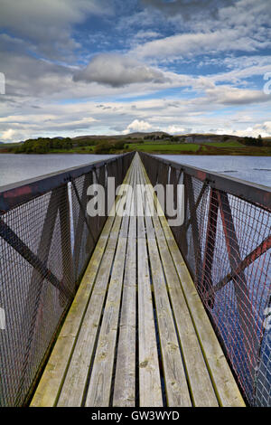 Passerelle longue qui s'étend dans la distance dans un large lake Banque D'Images