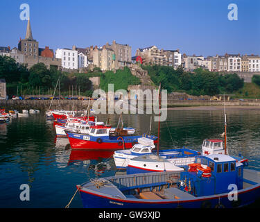 Bateaux de pêche dans le port de Tenby, Pembrokeshire, Pays de Galles Banque D'Images