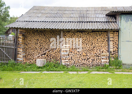 Un tas de bois dans village Russe Banque D'Images