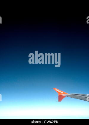 AJAXNETPHOTO. 2015. L'air, l'Europe. - Aéronautique - WINGLETS SUR LA POINTE D'AILE GAUCHE D'UN AVION EASY JET ET CIEL BLEU PROFOND. PHOTO:JONATHAN EASTLAND/AJAX REF:GX151012 607 Banque D'Images