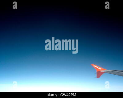 AJAXNETPHOTO. 2015. L'air, l'Europe. - Aéronautique - WINGLETS SUR LA POINTE D'AILE GAUCHE D'UN AVION EASY JET ET CIEL BLEU PROFOND. PHOTO:JONATHAN EASTLAND/AJAX REF:GX151012 608 Banque D'Images