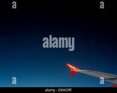 AJAXNETPHOTO. 2015. L'air, l'Europe. - Aéronautique - WINGLETS SUR LA POINTE D'AILE GAUCHE D'UN AVION EASY JET ET CIEL BLEU PROFOND. PHOTO:JONATHAN EASTLAND/AJAX REF:GX151012 614 Banque D'Images