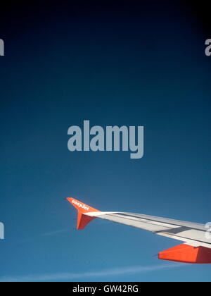 AJAXNETPHOTO. 2015. L'air, l'Europe. - Aéronautique - WINGLETS SUR LA POINTE D'AILE GAUCHE D'UN AVION EASY JET ET CIEL BLEU PROFOND. PHOTO:JONATHAN EASTLAND/AJAX REF:GX151012 617 Banque D'Images