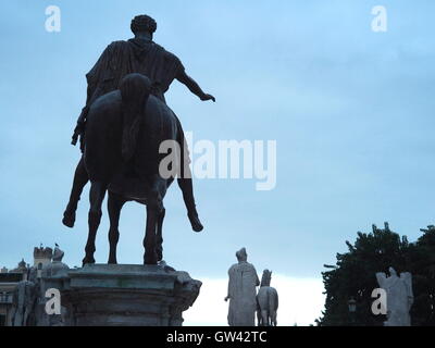 AJAXNETPHOTO. 2015. ROME, ITALIE. - STATUE ÉQUESTRE de Marc Aurèle dans l'Ara Coeli SUR MICHELANGELO COLLINE SQUARE PRÈS DE LA BASILIQUE DE SANTA MARIA SUR LA VILLE AU CRÉPUSCULE. PHOTO:JONATHAN EASTLAND/AJAX REF:GX151012 668 Banque D'Images