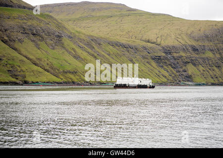 Salmon Farm sur les îles Féroé à proximité de Vestmanna vu depuis le niveau d'eau Banque D'Images