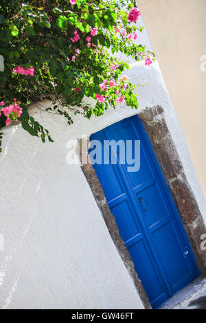 Vieille maison et porte bleue à l'Emporio village de l'île de Santorin en Grèce Banque D'Images