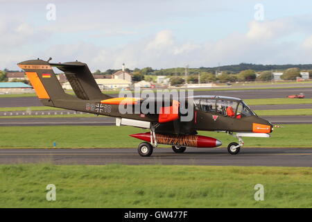 G-ONAA, préservé un North American Rockwell OV-10B/Bronco, un ancien remorqueur de cible de l'Armée de l'air allemande (99 +18), à l'aéroport de Prestwick. Banque D'Images