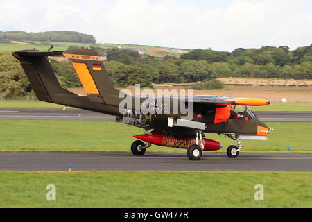 G-ONAA, préservé un North American Rockwell OV-10B/Bronco, un ancien remorqueur de cible de l'Armée de l'air allemande (99 +18), à l'aéroport de Prestwick. Banque D'Images