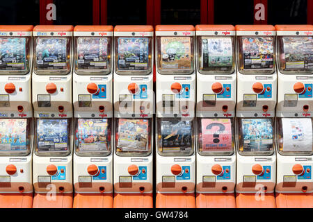 Gachagacha ou machine à capsule japonais Banque D'Images