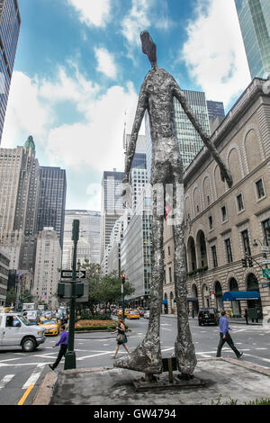 'À' - une sculpture par Tom Friedman est affiché sur Park Avenue à New York. Banque D'Images