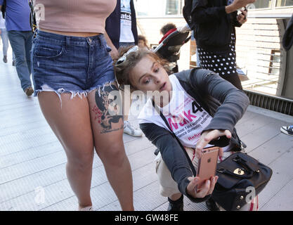 Helena Bonham Carter prend un touriste français de selfies Manon Richeux's tattoo de l'actrice sur sa cuisse, le Millennium Bridge, Londres, pendant 10km à pied du refuge afin de recueillir des fonds pour l'organisme de bienfaisance de la violence domestique. Banque D'Images