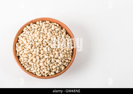 Vue de dessus de black-eyed séchées haricots dans un bol d'argile Banque D'Images