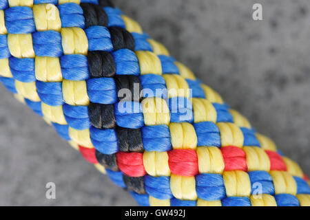 Gros plan d'une corde en nylon sur une pierre grise Banque D'Images