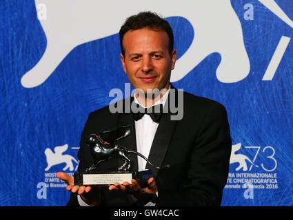 Venise, Italie. 10 Sep, 2016. Réalisateur Amat Escalante pose avec le Lion d'argent du meilleur réalisateur pour 'la' sauvage pendant les lauréats photocall du 73 e Festival du Film de Venise à Venise, Italie, le 10 septembre, 2016. Credit : Gong Bing/Xinhua/Alamy Live News Banque D'Images