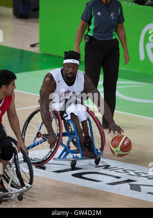 Rio de Janeiro, Brz. 10 Sep, 2016. USA's Matt Scott durs passé un défenseur iranien au cours de l'USA 93-44 les hommes de basket-ball en fauteuil roulant piscine-jouer la victoire sur le troisième jour de compétition aux Jeux Paralympiques de Rio de 2016. Credit : Bob Daemmrich/Alamy Live News Banque D'Images