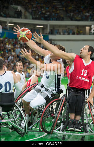 Rio de Janeiro, Brz. 10 Sep, 2016. L'Iran Morteza Abedi (13) rejoint plus USA's Nate Hinze pendant la victoire 93-44 chez les hommes de basket-ball en fauteuil roulant piscine jouer le troisième jour de compétition aux Jeux Paralympiques de Rio de 2016. Credit : Bob Daemmrich/Alamy Live News Banque D'Images