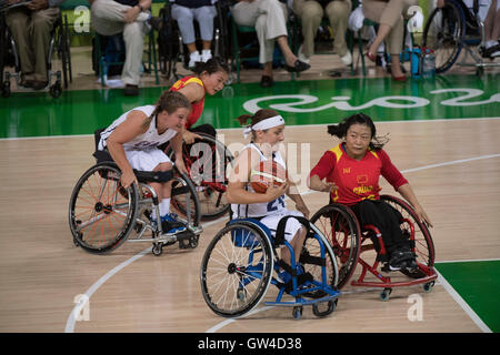 Rio de Janeiro, Brz. 10 Sep, 2016. USA's Christina Schwab (24) disques durs au panier pendant la USA'S 70-36 victoire sur la Chine en féminine de basketball en fauteuil roulant piscine diamétralsur le troisième jour de compétition aux Jeux Paralympiques de Rio de 2016. Credit : Bob Daemmrich/Alamy Live News Banque D'Images